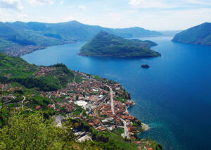 Christo sul Lago d’Iseo. In cantiere una mega installazione lacustre, con cui collegare Monte Isola alla terraferma. Ad oggi solo un’idea, ma qualcuno spinge…