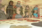 Museo Madre - FamigliaMadre#2 - bambini attraverso la bacheca