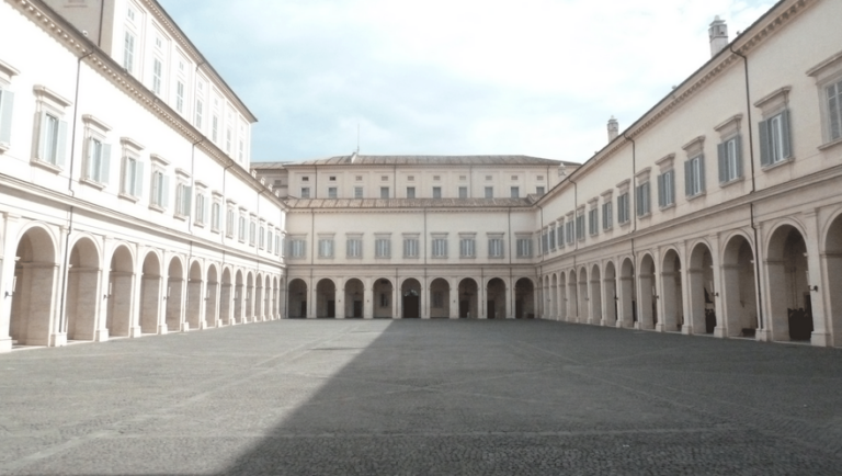 Quirinale il Cortile dOnore Il Quirinale? Diventi un museo. Ed è dibattito nazionale