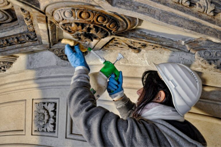 Restauro arco di ingresso 2 Galleria Vittorio Emanuele: punto sul cantiere più seguito di Milano. Al restauro su ponteggio mobile si aggiunge ora la passeggiata sui tetti, concessa al Seven Stars Galleria