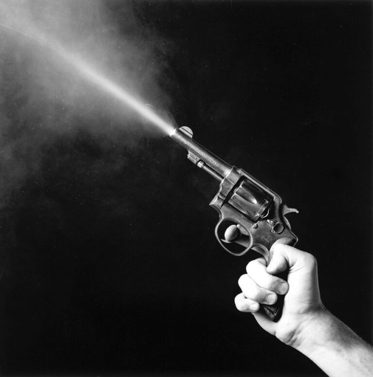 Robert Mapplethorpe, Gun Blast, 1985 - © Robert Mapplethorpe Foundation