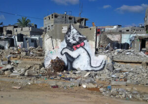 Il ritorno di Banksy. L’anonimo streetartista torna a Gaza con una serie di murales e un video dai forti accenti politici