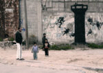 Uno dei murales di Gaza foto Banksy Il ritorno di Banksy. L'anonimo streetartista torna a Gaza con una serie di murales e un video dai forti accenti politici