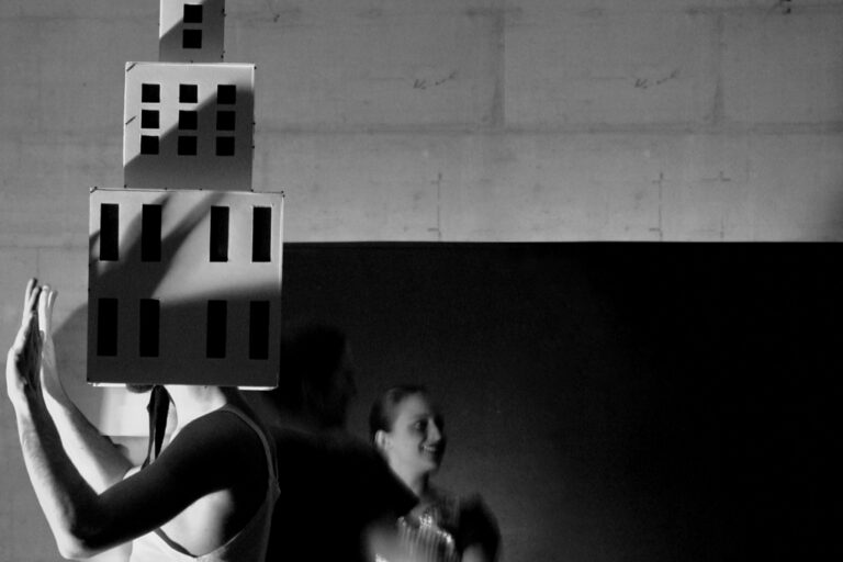 Untitled Venice workshop c OHT 2007 Ma quante ne fa Rem Koolhaas? Anche l'autore teatrale: va in scena a Milano con la compagnia OHT Delirious New York, “manifesto retroattivo della città di Manhattan” scritto nel 1978