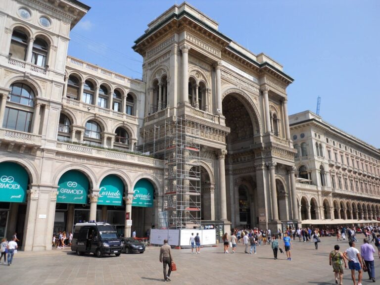 avvio restauro arco di ingresso Galleria Vittorio Emanuele: punto sul cantiere più seguito di Milano. Al restauro su ponteggio mobile si aggiunge ora la passeggiata sui tetti, concessa al Seven Stars Galleria