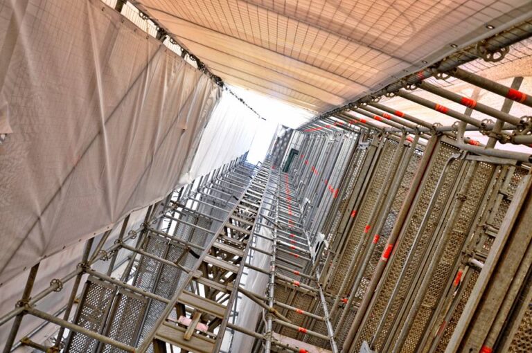 ponteggio arco di ingresso Galleria Vittorio Emanuele: punto sul cantiere più seguito di Milano. Al restauro su ponteggio mobile si aggiunge ora la passeggiata sui tetti, concessa al Seven Stars Galleria