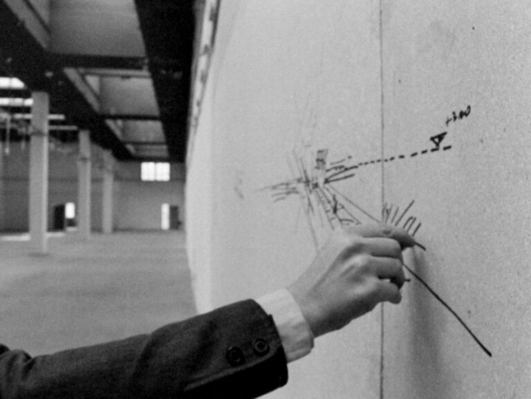 “La grande occasione” Ed. Triennale di Milano 1973 bn sonoro 35 mm Ugo La Pietra cineasta al Triennale Design Museum. Fra uomo, ambiente, spazio e il suo utilizzo