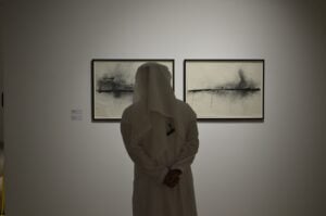 Indagini tra pubblico e privato, a Dubai. Una mostra di giovani talenti lancia U.A.E. Unlimited Arab Exploration, piattaforma artistica per l’area del Golfo