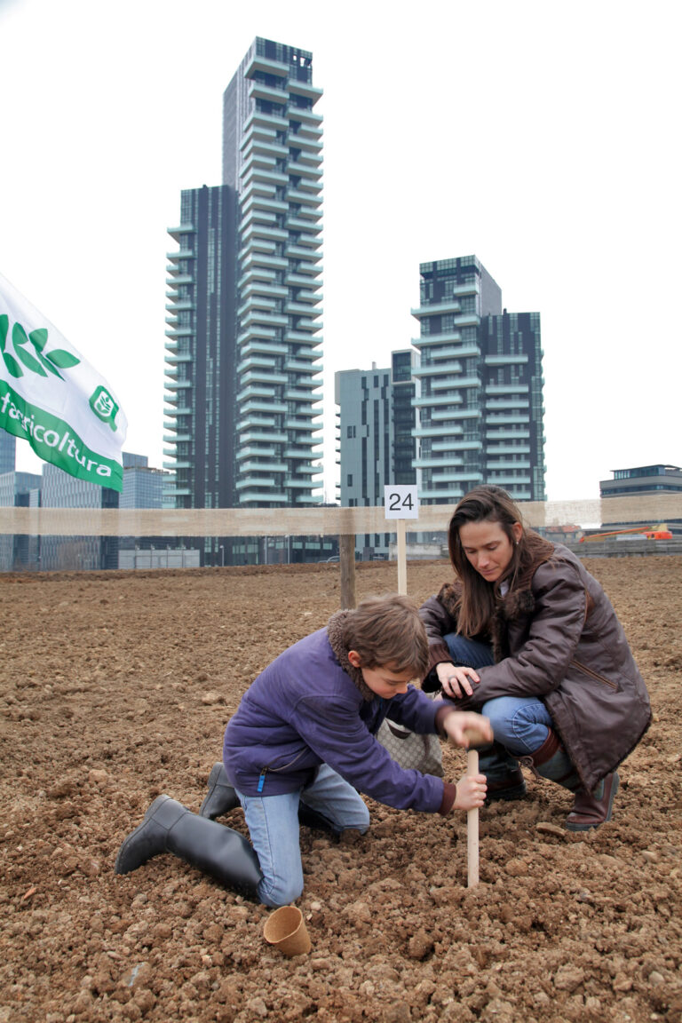 Agnes Denes Wheatfield courtesy Fondazione Riccardo Catella Milano 06 Da New York a Milano: l'opera di land art Wheatfield viene replicata per l'Expo 2015. Immagini della semina del grano nell'area di Porta Nuova