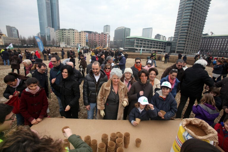 Agnes Denes Wheatfield courtesy Fondazione Riccardo Catella Milano 07 Da New York a Milano: l'opera di land art Wheatfield viene replicata per l'Expo 2015. Immagini della semina del grano nell'area di Porta Nuova