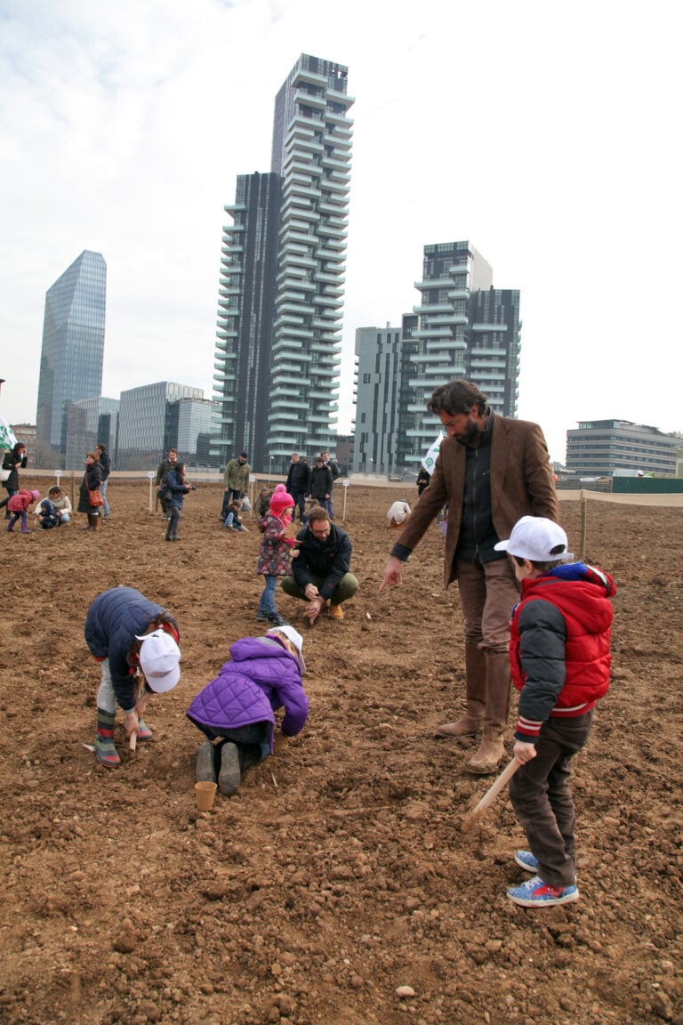 Agnes Denes Wheatfield courtesy Fondazione Riccardo Catella Milano 10 Da New York a Milano: l'opera di land art Wheatfield viene replicata per l'Expo 2015. Immagini della semina del grano nell'area di Porta Nuova