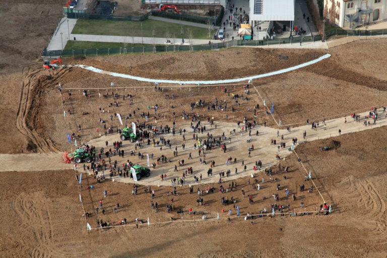 Agnes Denes Wheatfield courtesy Fondazione Riccardo Catella Milano 11 Da New York a Milano: l'opera di land art Wheatfield viene replicata per l'Expo 2015. Immagini della semina del grano nell'area di Porta Nuova