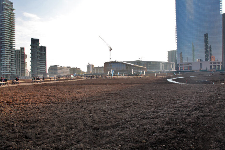 Agnes Denes Wheatfield courtesy Fondazione Riccardo Catella Milano 17 Da New York a Milano: l'opera di land art Wheatfield viene replicata per l'Expo 2015. Immagini della semina del grano nell'area di Porta Nuova