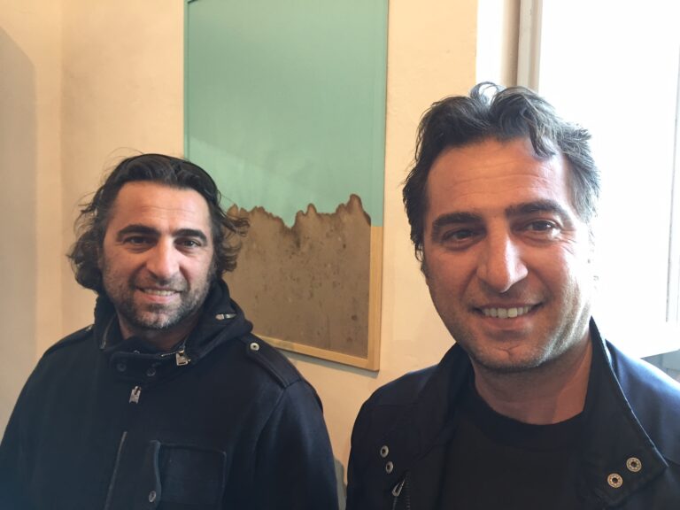 Alberto Burri – Davide D’Elia. Cretti Fuochi Muffe Bibo’s Place Todi Lucio e Peppe Perone Alberto Burri meets Davide D’Elia. Nel centenario del grande umbro si inserisce anche la bellissima mostra da Bibo’s Place, a Todi: ecco chiccera all'opening