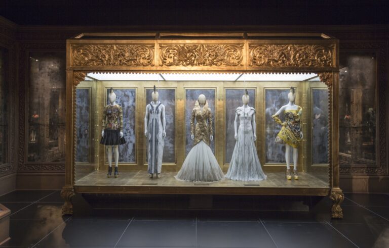 Alexander McQueen Savage Beauty at the VA foto Victoria and Albert Museum Londra 04 Immagini in anteprima della grande mostra di Alexander Mc Queen al Victoria and Albert Museum di Londra: “il museo dove vorresti rimanere chiuso di notte”