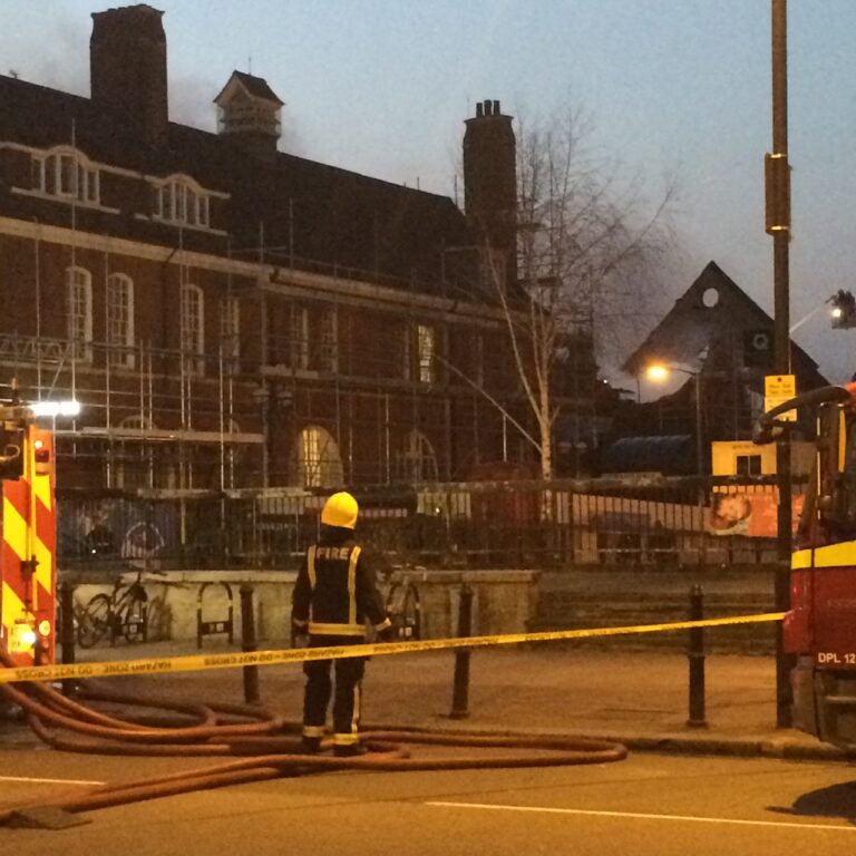 Battersea Arts Centre i vigili del fuoco a lavoro Il rogo di Londra. Un incendio ha divorato il celebre Battersea Arts Centre. Partita la raccolta fondi per ricostruire questo tempio del teatro sperimentale