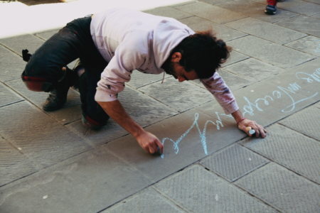 Street artist e poeta: ivan porta a Città di Castello “Il verso più lungo del mondo”. Le foto della performance per CaLibro