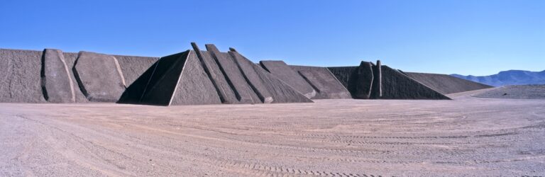 City di Michael Heizer foto Tom Vinetz Triple Aught Foundation A rischio la più grande opera di Land Art. Il LACMA lancia l’allarme per salvare la City di Michael Heizer: ed è subito (social) mobilitazione