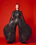 David Bowie con un costume disegnato da Kansai Yamamoto. Photo © Masayoshi Sukita