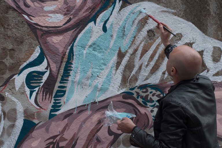 Diavù a lavoro L’anima sociale della street art romana e il cuore multietnico di Torpignattara. Finito il muro dei migranti. E parte il crowdfunding per il film