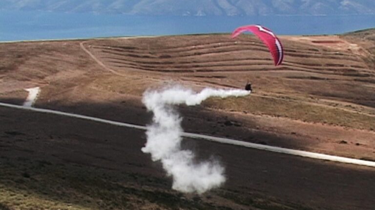 Driant Zeneli, The Dream of Icarus Was to Make a Cloud, 2009 - still da video - courtesy the artist and prometeogallery di Ida Pisani, Milano-Lucca