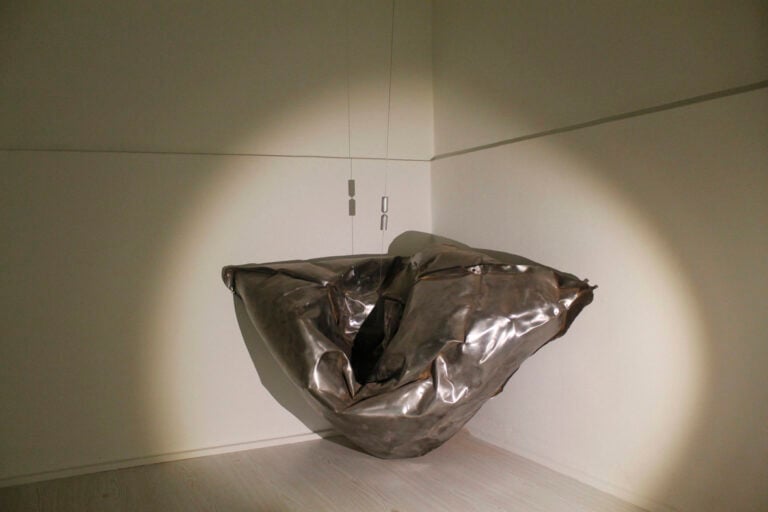 Federico De Leonardis, Cuscino e Punto, acciaio, parte dell'installazione Fessura in punto, linea e superficie - Theca Gallery, Milano 2015