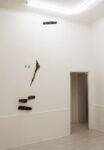 Federico De Leonardis, Fessura con cunei in ferro, parte dell'installazione Fessura in punto, linea e superficie - Theca Gallery, Milano 2015