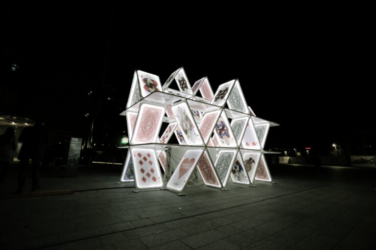 OGE Group (installazione) e Nanà Dalla Porta (illustrazioni), House of Cards, 2015, Milano. Installazione ispirata alla terza stagione della serie televisiva statunitense