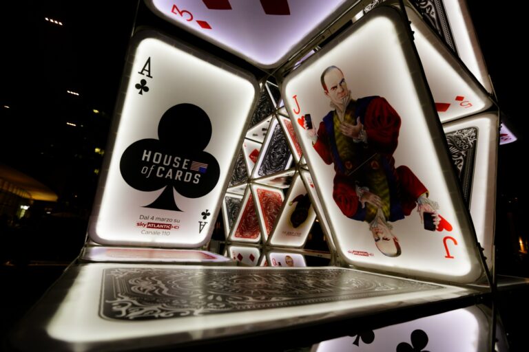 OGE Group (installazione) e Nanà Dalla Porta (illustrazioni), House of Cards, 2015, Milano. Installazione ispirata alla terza stagione della serie televisiva statunitense