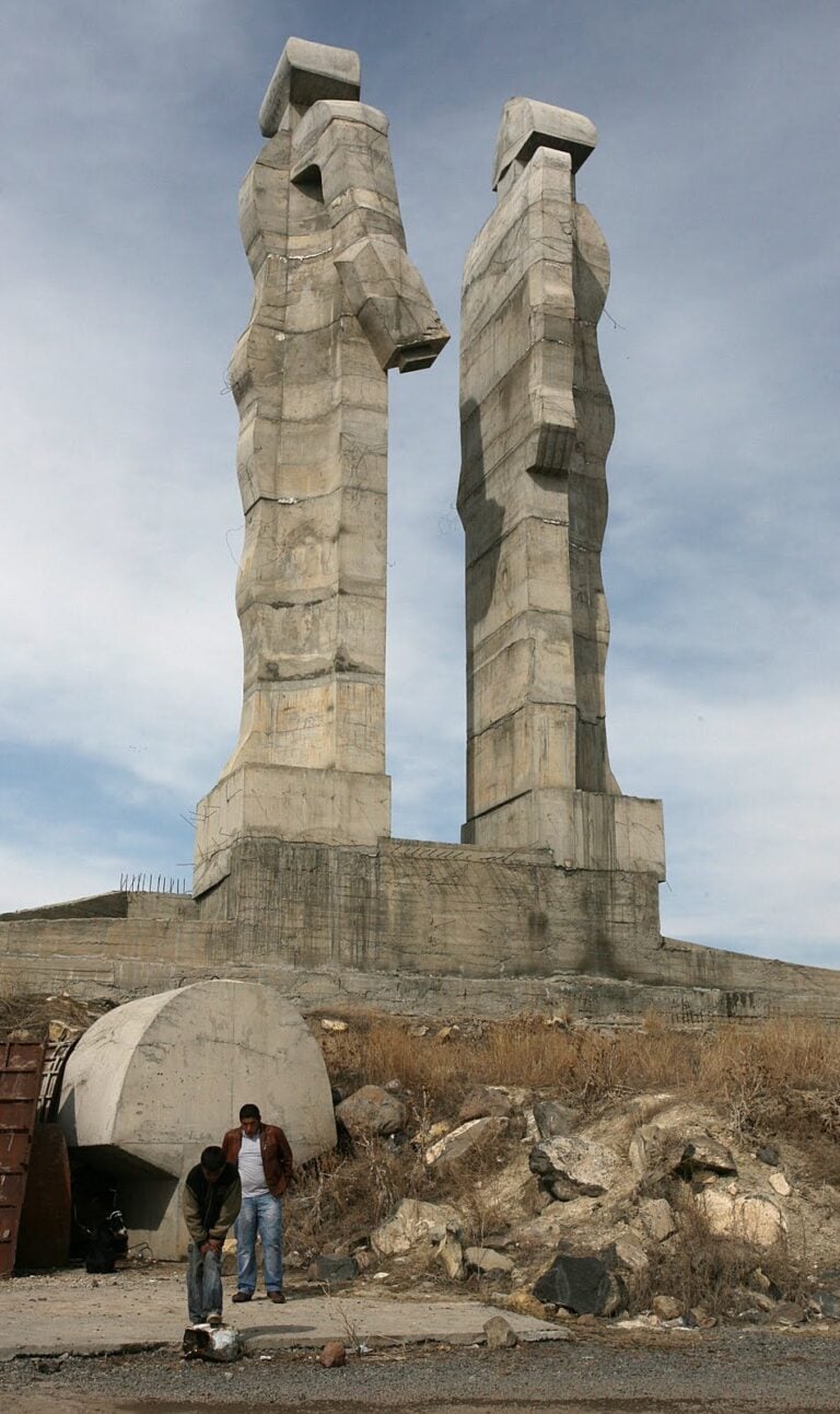 Il monumento preso di mira da Erdogan Erdogan, censore censurato. Il presidente turco dà del “mostro” al monumento simbolo di pace tra Turchia e Armenia (poi distrutto): e un giudice lo multa di quasi 4mila euro