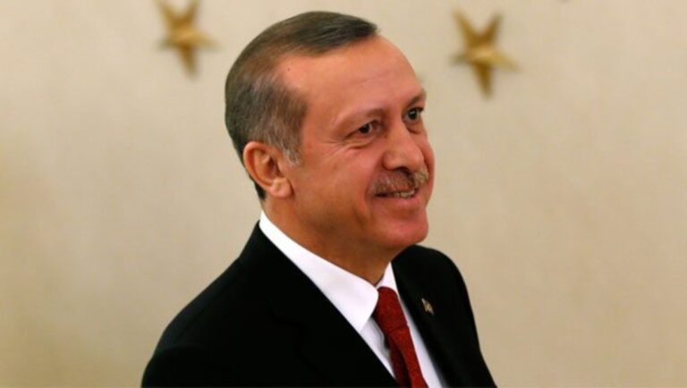 Il presidente turco Tayyip Erdogan Erdogan, censore censurato. Il presidente turco dà del “mostro” al monumento simbolo di pace tra Turchia e Armenia (poi distrutto): e un giudice lo multa di quasi 4mila euro