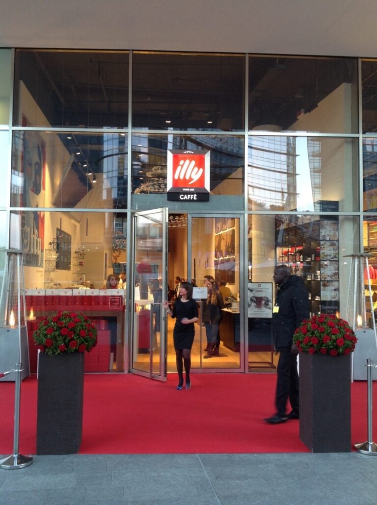 Inaugurazione illy caffè Milano 05 Illy si allea con Lia Rumma per il suo primo caffè flagship store a Milano. Immagini dall'opening in Piazza Gae Aulenti, fra Salgado e Kentridge