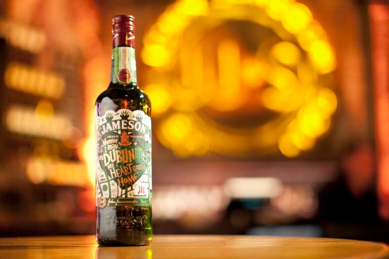 Jameson Hello Dublin Festeggiare San Patrizio con un whisky a regola d'arte. L'illustratore Steve Simpson rifà il look Jameson in chiave irlandese, ecco le immagini