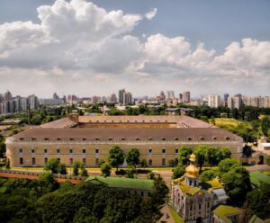 Nell’Ucraina della guerra, salta la Biennale di Kiev. Le compagnie assicurative non si assumono il rischio per le opere d’arte e gli organizzatori temono per la sicurezza di artisti e visitatori