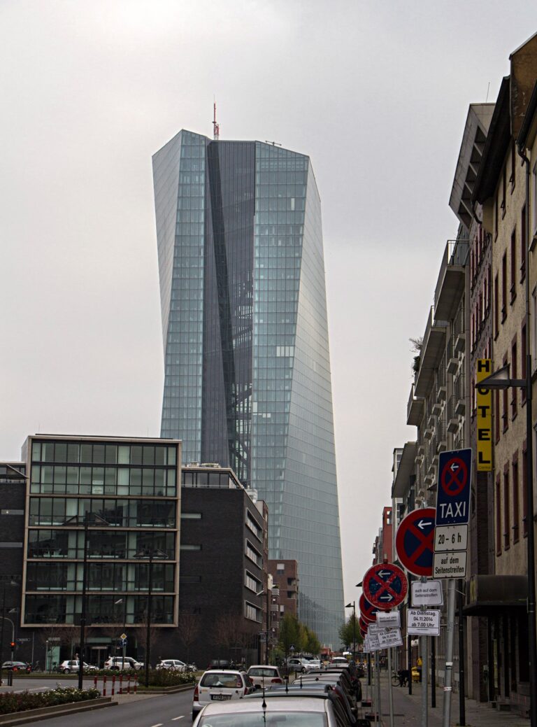 La nuova sede della BCE a Francoforte. Le due torri di Coop Himmelblau 4 Ecco come sarà la nuova sede della BCE a Francoforte. Le due torri di Coop Himme(l)blau da cui Mario Draghi deciderà i destini del continente