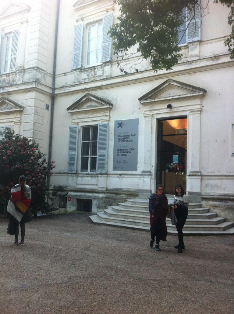 Le curatrici in residenza davanti al Museo di Villa Croce Genova Foto Lorenzo Balbi e1427471403335 Diario di una residenza. Da Venezia a Merano, viaggio verso Est dei giovani curatori stranieri alla Fondazione Sandretto Re Rebaudengo di Torino