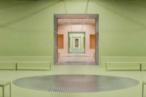 Il Palazzo Infinito di Prada si tinge di colori pastello. Un nuovo show con lo zampino di AMO