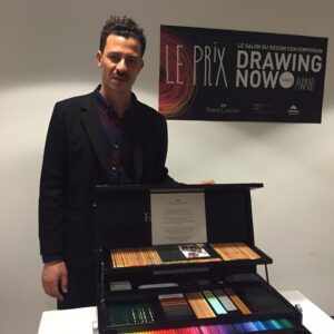 Prime immagini da Parigi della fiera Drawing Now. Al Carreau du Temple Italia in evidenza con il premio assegnato ad Abdelkader Benchamma della FL Gallery