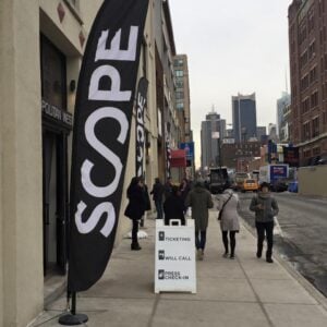 New York Updates: immagini da Scope, la fiera “da bere”. Che non convince nella nuova location al Metropolitan Pavilion