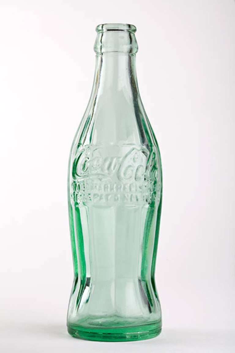 The Coca Cola Bottle An American Icon at 100 foto High Museum Atlanta 02 Coca-Cola da antologia. Per il centenario l'High Museum di Atlanta mette in mostra l'arte ispirata dalla celebre bottiglia: ecco le immagini
