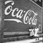 The Coca Cola Bottle An American Icon at 100 foto High Museum Atlanta 03 Coca-Cola da antologia. Per il centenario l'High Museum di Atlanta mette in mostra l'arte ispirata dalla celebre bottiglia: ecco le immagini
