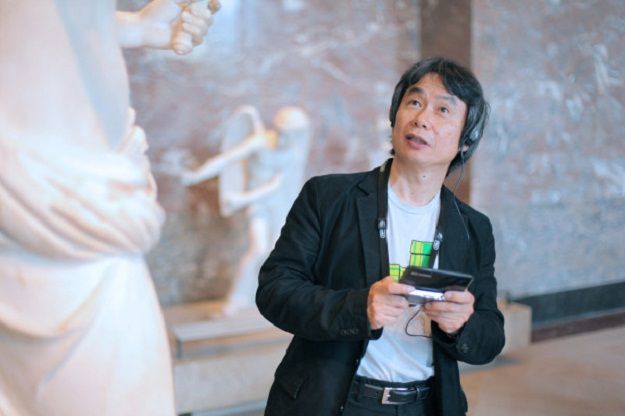 Un visitatore del Louvre con l'audioguida Nintendo