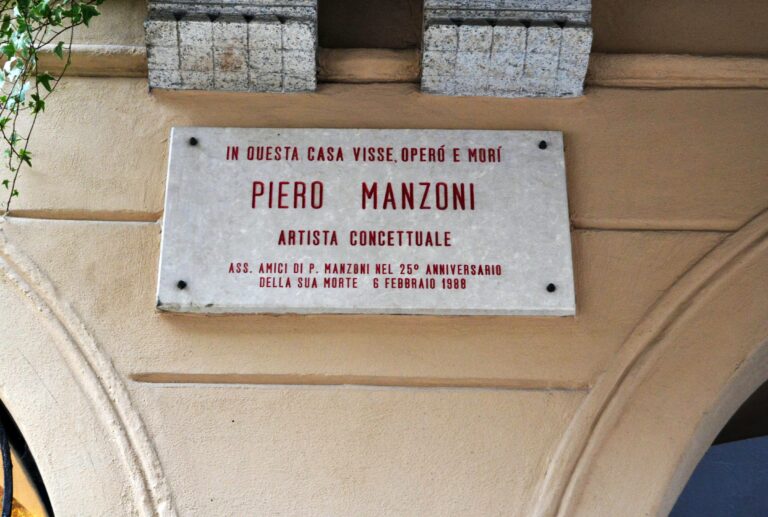 studio manzoni Apre al pubblico lo studio di Piero Manzoni, a Brera. Ma solo per una settimana, per la personale di Filippo Robboni, pittore "antiespressionista"...