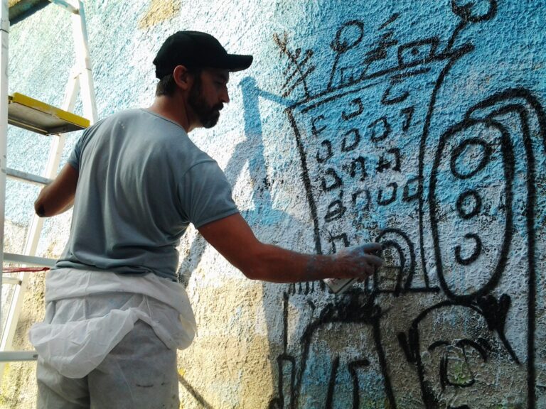 Andrea Cardia work in progress per Il muro era vuoto Roma 2015 3 Andrea Cardia presenta il suo murale al Pigneto. Metri e metri di colore, per omaggiare la storia recente d’Italia, di Roma e del quartiere