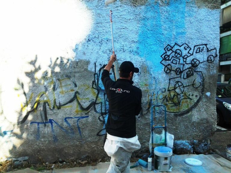 Andrea Cardia work in progress per Il muro era vuoto Roma 2015 Andrea Cardia presenta il suo murale al Pigneto. Metri e metri di colore, per omaggiare la storia recente d’Italia, di Roma e del quartiere