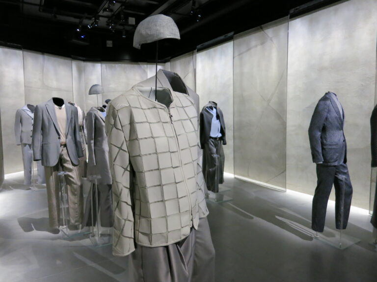 Armani Silos Milano 8 Apre il nuovo ArmaniSilos, ecco le immagini. Visita guidata da Re Giorgio in persona ai nuovi headquarters (con annesso museo) di Milano