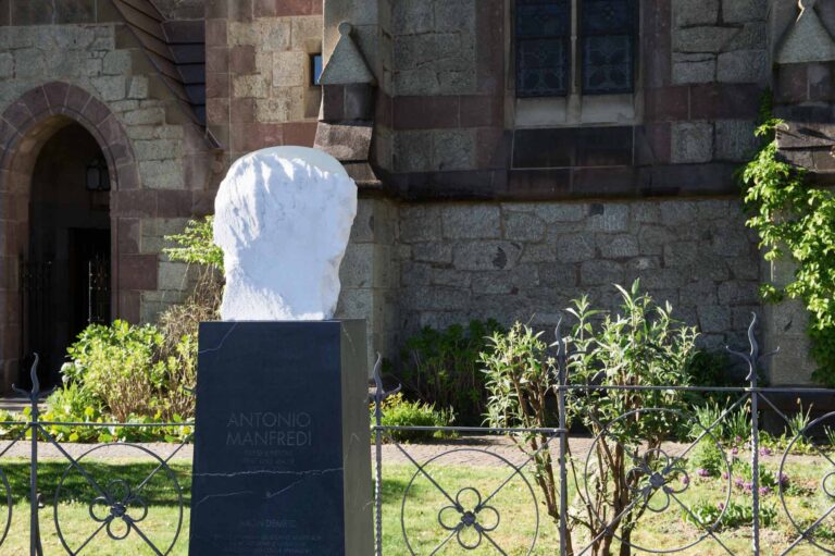 Aron Demetz Ritratto di Antonio Manfredi 2015 foto Ulrich Egger Tre artisti contemporanei per celebrare le radici culturali di Merano. Ecco in anteprima le “Figure Umane” di Stephan Balkenhol, Aron Demetz e Urs Lüthi