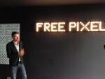Carlo Ratti alla press conference di Free Pixel Artemide Salone Updates: il lighting cybernetico secondo Artemide. Ecco le immagini del robot all'opera sul media wall pixelato allo showroom di via Manzoni