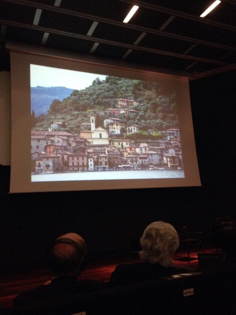 Christo presentazione di The Floating Piers Maxxi Roma Christo sul Lago d'Iseo. "Vi farò camminare sulle acque": il grande artista presenta il megaprogetto di impacchettamento curato da Germano Celant