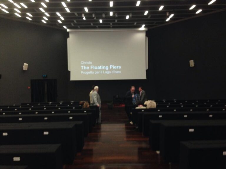 Christo presentazione di The Floating Piers Maxxi Roma Christo sul Lago d'Iseo. "Vi farò camminare sulle acque": il grande artista presenta il megaprogetto di impacchettamento curato da Germano Celant